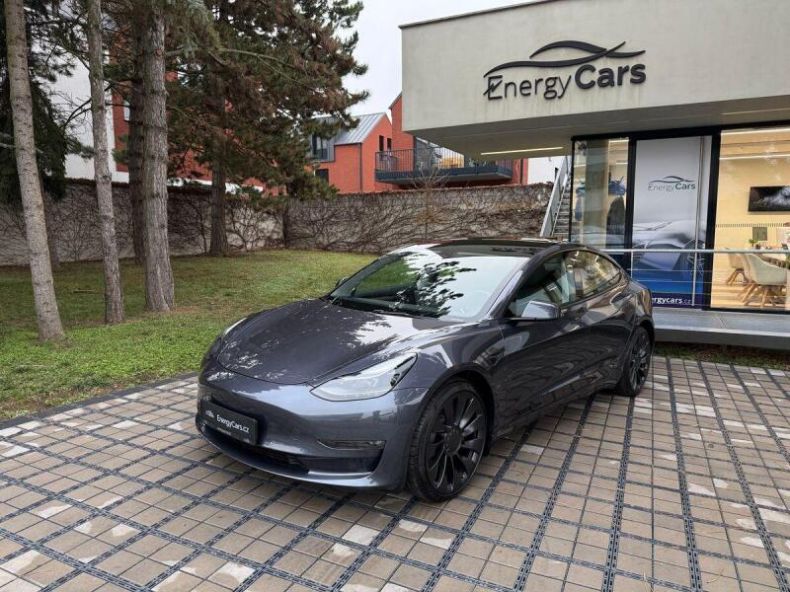 Tesla Model 3 - hlavní foto