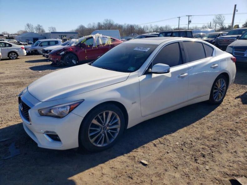 Infiniti Q - hlavní fotka