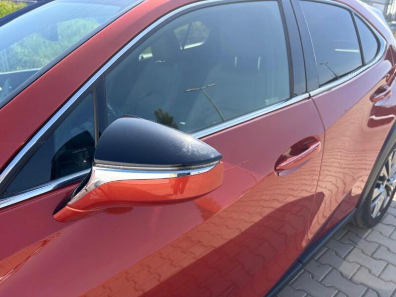 Lexus UX 250h - hlavní fotka