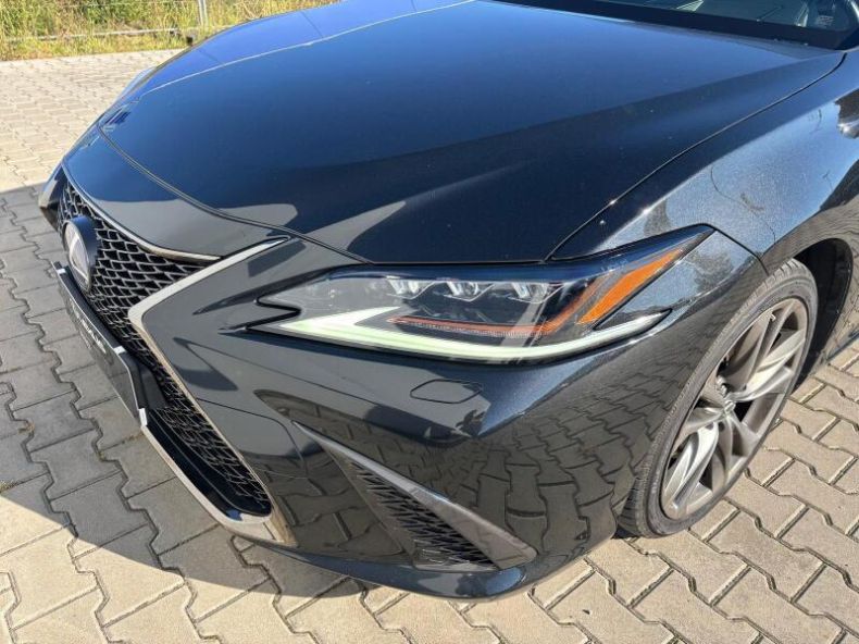 Lexus ES 300h - hlavní fotka