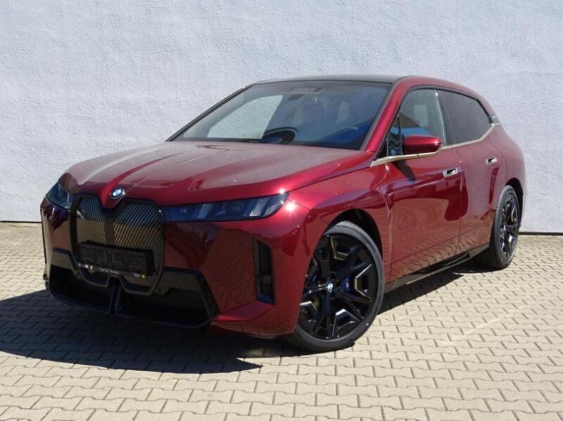 BMW iX - hlavní foto